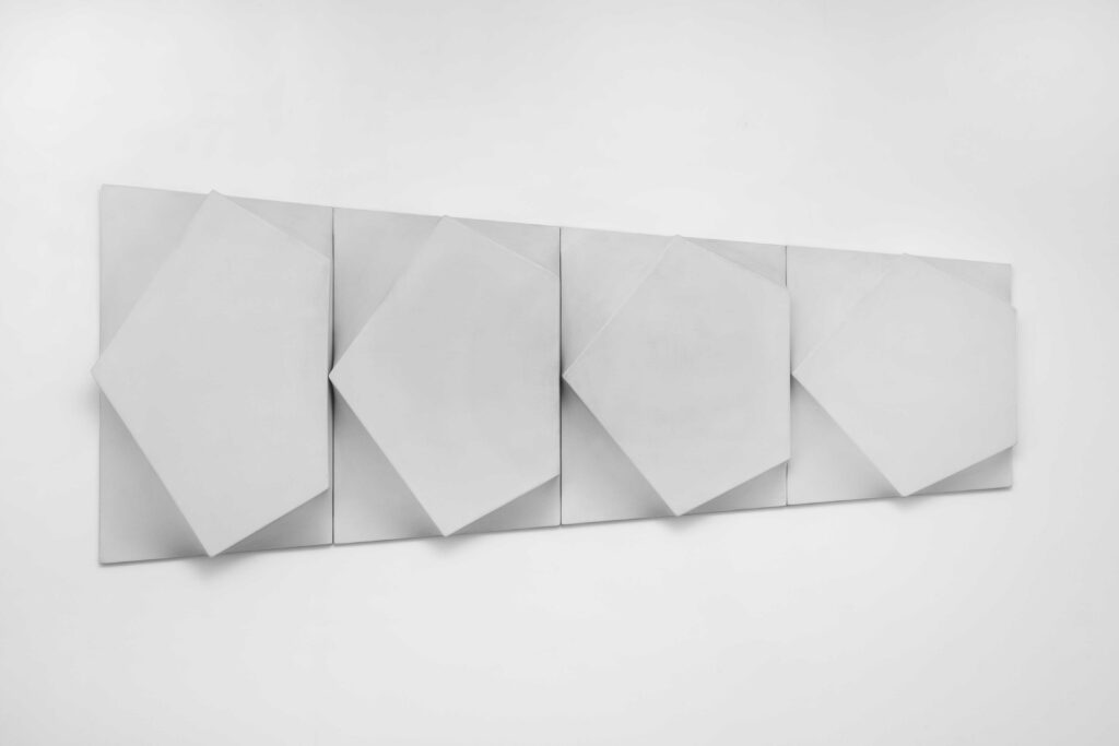 Bruno Gambone, Oggetto, 1970, white acrylic on extroflexed canvas, 99x240x16 cm