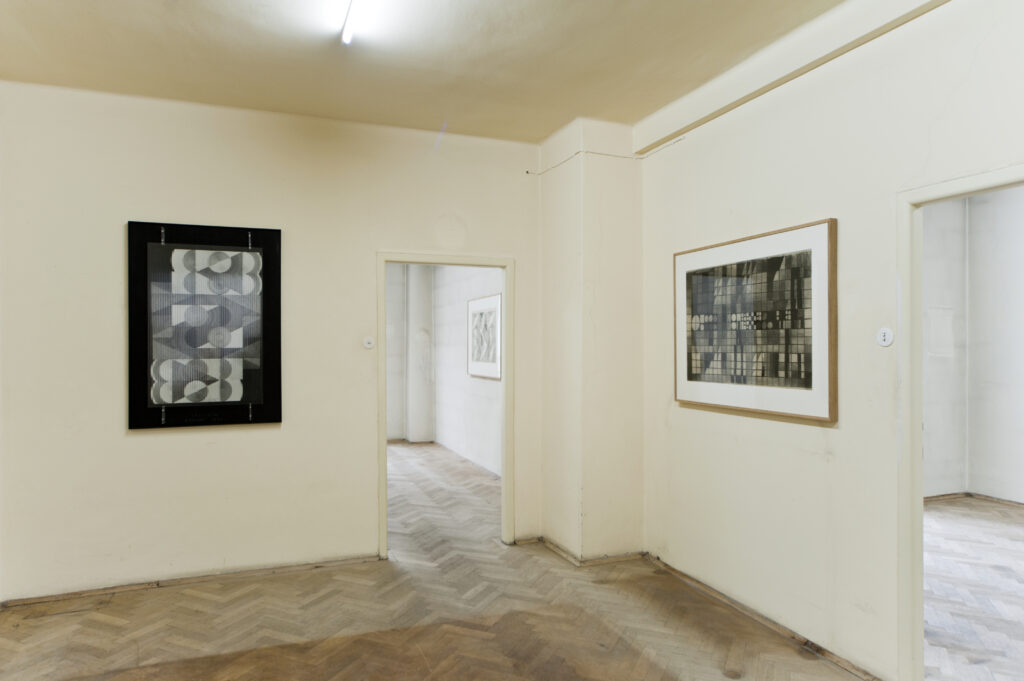 LEFT: 
CONSTANTIN FLONDOR
CONTINUM, 1968-1981
SILVER GELATIN PRINT MOUNTED ON WOOD PANEL, 
GROOVED GLASS 
119 X 97 CM

RIGHT: 
CONSTANTIN FLONDOR
CONTRE-JOUR IN WOODS, 1967
CHARCOAL ON PAPER
70 X 100 C